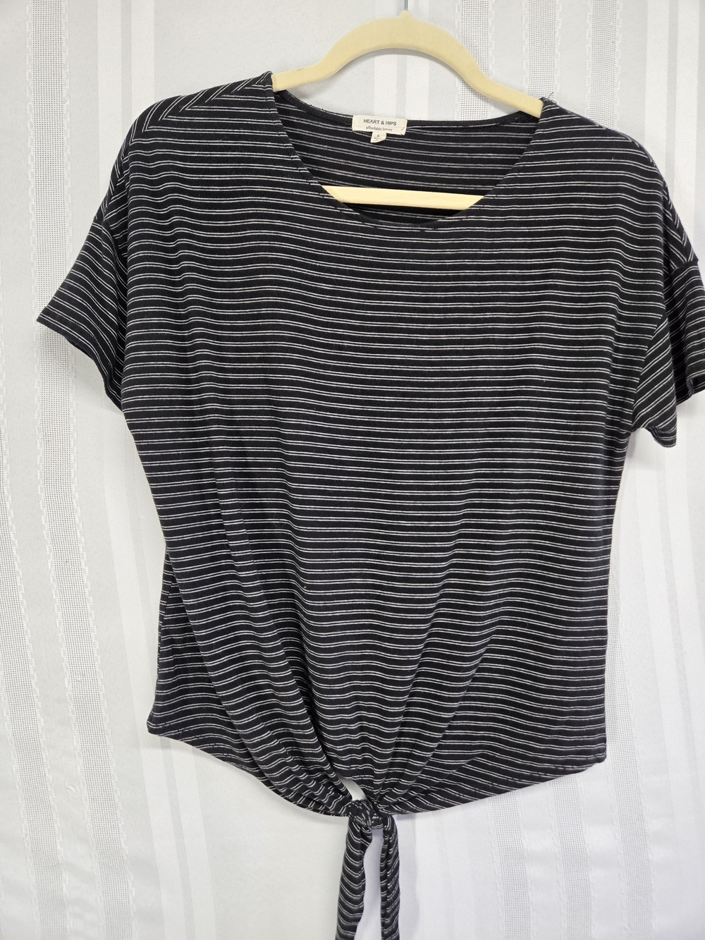 HEART AND HIPS Black Striped Tie-Front Women’s Top SIZE SMALL